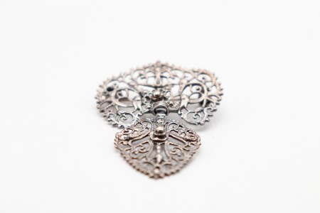 Alfinete de peito em prata recortada e esculpida ao estilo filigrana saquilé